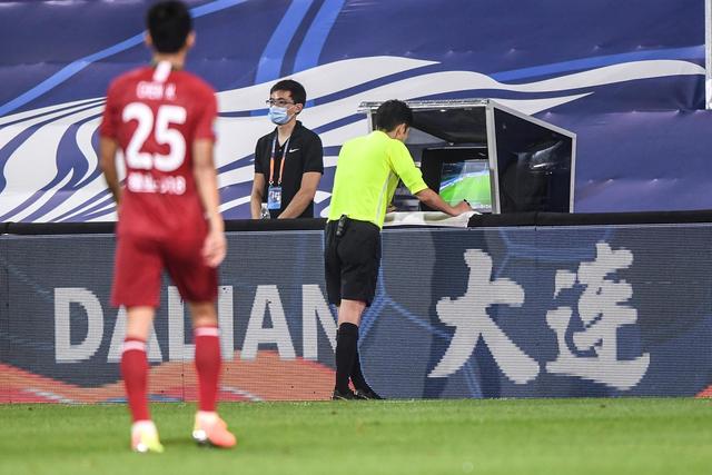 杨鸣谈新老交替：人才引进方面不如发达地区